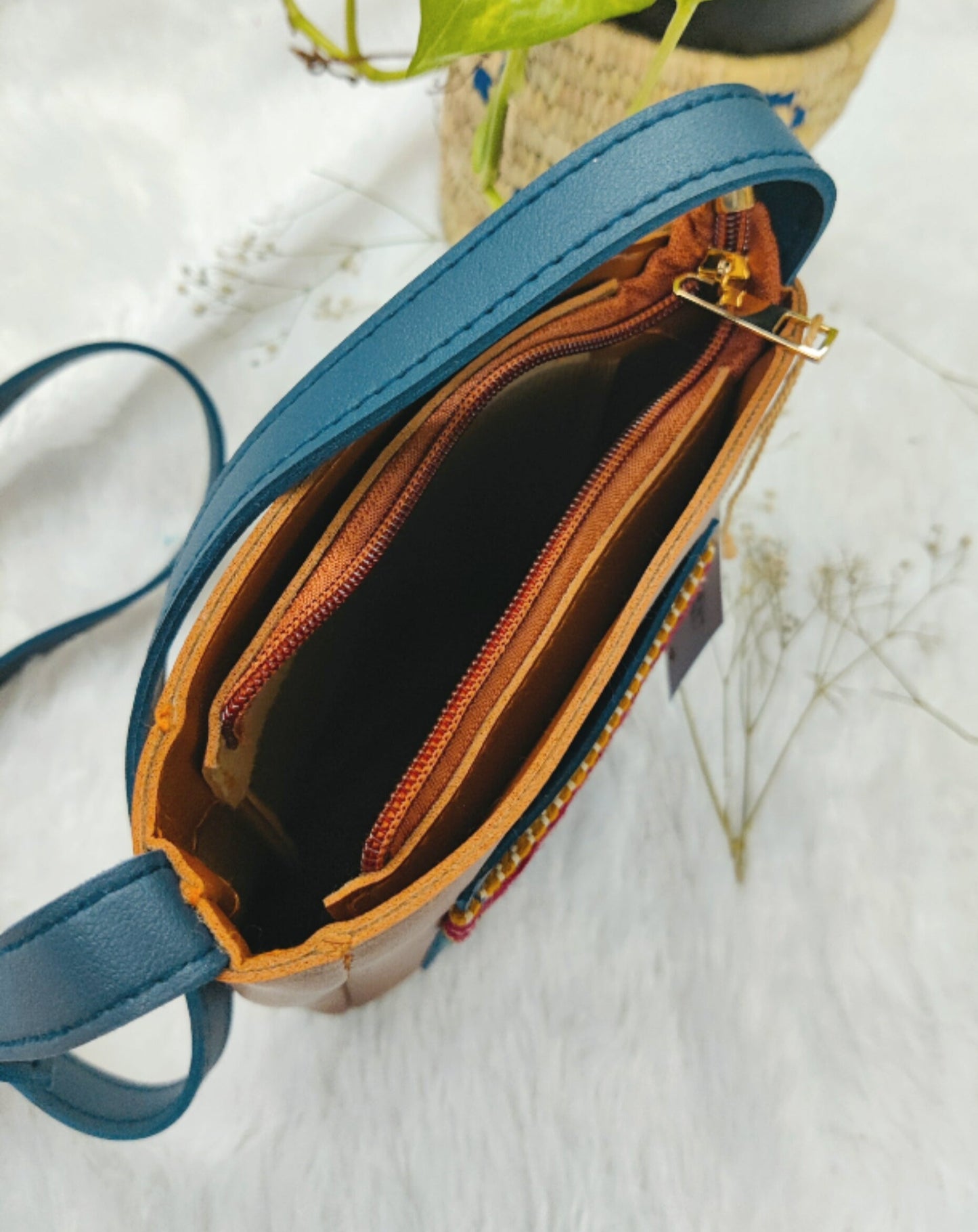 POCKET FRIENDLY BEAUT- MINI SLING